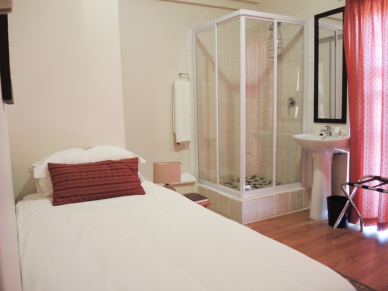 Standard room with en-suite shower
